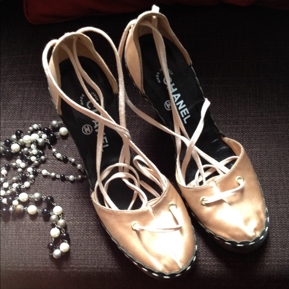 CHANEL Vintage Cloth Heels - Picture 3 of 16